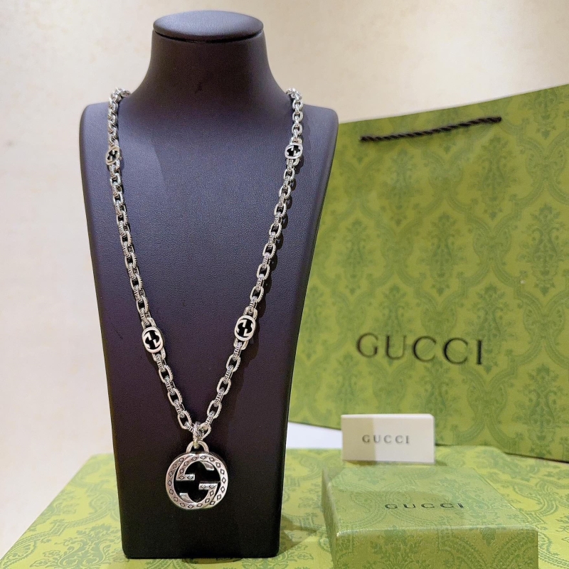 G*u*i necklaces